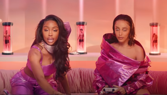 Review Makna Lagu Kiss Me More: Ciuman yang Lebih Dalam